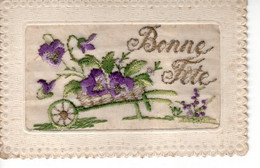 Bonne Fête - Carte Avec Bords Gaufrés, Ajout Brodé Sur Tissus ; Fleurs Violettes Dans Une Brouette - Otros