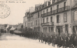 CAMARET Arrivée Du Bataillon Sur Le Quai ( Militaires Défilé Hôtel Moderne Café Pâtisserie Circulée 1916 - Camaret-sur-Mer