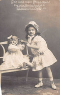 Carte Postale Fantaisie Jeune Fille Avec  POUPEE-PUPPE-DOLL - JOUET - JEUX - - Juegos Y Juguetes