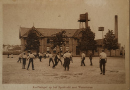 Omgeving Nijmegen // Neerbosch - Korfbalspel Op Het Sportveld Met Watertoren 19?? - Nijmegen