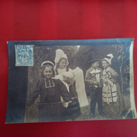 CARTE PHOTO LIEU A IDENTIFIER ENFANTS FOLKLORE POUPEE ANCIENNE - To Identify