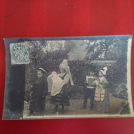 CARTE PHOTO LIEU A IDENTIFIER ENFANTS FOLKLORE POUPEE ANCIENNE - A Identifier