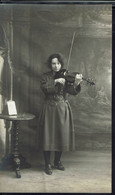 Carte Postale Août 1923 - Jeune Femme Jouant Du Violon - - Muziekinstrumenten