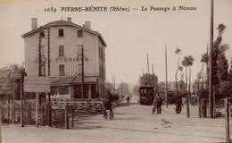 69  PIERRE BENITE. LE PASSAGE A NIVEAU - Pierre Benite