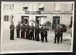 Militärgruppe Schweiz/ Haus Mit Sattlerei Buntschu/ Fotokarte - Personen