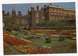 AK 049107 ENGLAND - Middlesex - Hampton Court Palace - The Palace From The Pond Garden - Middlesex