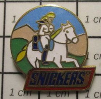 713f Pin's Pins / Beau Et Rare / THEME : ALIMENTATION / BARRE CHOCOLATEE CONFISERIE SNICKERS COW-BOY CHEVAL BLANC - Alimentation