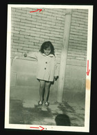 Orig. Foto 30er Jahre Kleine Süße Lolita Mädchen, Nackte Beine, Posiert In Kurzem Mantel, Cute Little Girl, Black Hair - Personas Anónimos
