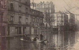 PARIS      ( 75 )    CRUE DE LA SEINE . CLICHY . DEMENAGEMENT DES HABITANTS RUE NATIONALE - Inondations