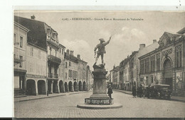 REMIREMONT       GRANDE RUE ET MONUMENT DU VOLTAIRE  SENS DE CIRCULATION - Remiremont