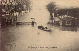 PARIS   ( 75 )    LA CRUE DE LA SEINE ( JANVIER 1910 ) PORTE D ' IVRY, A LA BARRIERE DE L ' OCTROI - Inondations