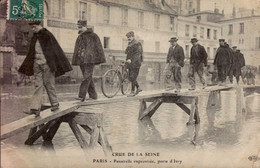 PARIS   ( 75 )    CRUE DE LA SEINE . PASSERELLE IMPROVISEE ,  PORTE D ' IVRY - Inondations