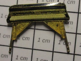 710a Pin's Pins / Beau Et Rare / THEME : MUSIQUE / PIANO OU ORGUE ELECTRIQUE CLAVIERS - Musique