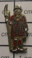 710a Pin's Pins / Beau Et Rare / THEME : MILITARIA / SOLDAT ANGLAIS TOUR DE LONDRES BEEFEATER - Militaria