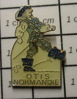 710a Pin's Pins / Beau Et Rare / THEME : MILITARIA / SOLDAT MOUSQUETAIRE CYRANO DE BERGERAC ? OTIS NORMANDIE - Militaria