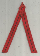 écusson Tissu , Militaria , Grade , 150 X 100 Mm ,rouge , 2 Scans - Blazoenen (textiel)