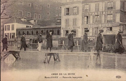 IVRY ( VAL DE MARNE )   CRUE DE LA SEINE . PORTE D ' IVRY . PASSERELLE IMPROVISEE - Floods