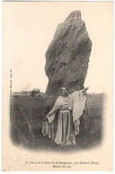 BRETEUIL ( EURE ) - La Pierre De La Gour Ou De Gargantua, Prés Breteuil ( Eure ) - Menhir De 4m. - - Dolmen & Menhirs