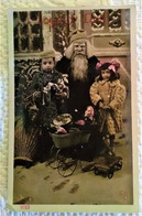 CPA PERE NOEL Entourant Deux Enfants Jouets Poupée De Porcelaine Dans Poussette Cheval  Joyeux Noël - Santa Claus