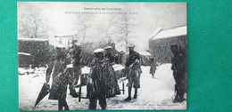 62 , Catastrophe De Courrières ,brancardiers Conduisant Les Corps à La Chapelle - Autres Communes
