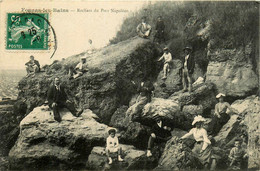 Fouras Les Bains * Les Rochers Du Port Napoléon * Promeneurs - Fouras-les-Bains