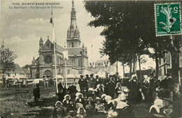 Ste Anne D'auray * Vue Sur La Basilique * Un Groupe De Pèlerins * Coiffe * Fête Religieuse - Sainte Anne D'Auray