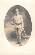 CPA Carte Photo D'un Militaire En Uniforme - Soldat  - Portrait - Characters