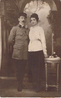 CPA Carte Photo D'un Militaire En Uniforme - Soldat Moustachu En Couple - Portrait - Personen