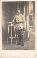 CPA Carte Photo D'un Militaire En Uniforme - Soldat Accoudé à Un Guéridon - Portrait - Personnages