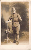 CPA Carte Photo D'un Militaire En Uniforme - Soldat Accoudé à Un Guéridon - Portrait - Personnages