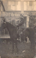 CPA Carte Photo D'un Militaire En Uniforme - Soldat Moustachu Sur Son Cheval - Portrait - Personen