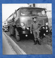 Photo Un Chauffeur Préposé De La Société ANTAR ( Essence / Carburant ) Posant Devant Son Camion UNIC Citerne - Trucks