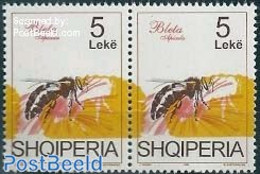 Albania 1995 Bee 2x5L [:], Yellow Colour Moved, Mint NH, Nature - Various - Bees - Insects - Errors, Misprints, Plate .. - Erreurs Sur Timbres