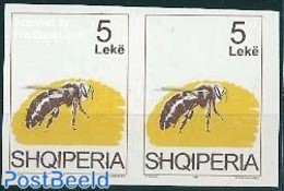 Albania 1995 Bee 2x5L [:], Imperforated Pair, Red Colour Missing, Mint NH, Nature - Various - Bees - Insects - Errors,.. - Erreurs Sur Timbres