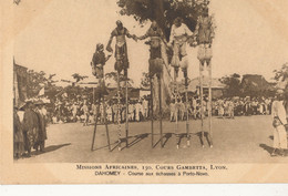 DAHOMEY ))  Missions Africaines De LYON  /  Course Aux échasses A PORTO NOVO - Dahomey