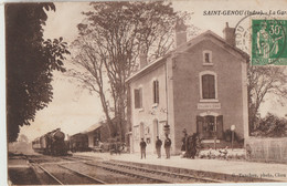 Saint-Genou  36  La Gare Interieure-Train Entrant En Gare Et Le Quai Animé - Andere Gemeenten