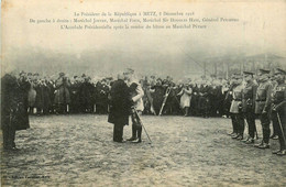 Metz * Le Président De La République Le 8 Décembre 1918 * Accolade Présidentielle Après Remise Bâton à Pétain - Metz