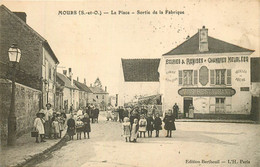 MOURS La Place Sortie De La Fabrique (de Boutons De Corrozo (ivoire Végétal) - Mours