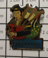 710f Pin's Pins / Beau Et Rare / THEME : MUSIQUE / BRETAGNE BINIOU BOMBARDE CORNEMUSE - Musique