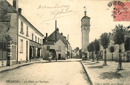 Freneuse * La Place Du Village Et L'horloge * Attelage - Freneuse