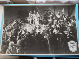 Dennis KING Dans " LA VAGABOND ROI " Avec Jeanette MacDONALD ( Opéra PARAMOUNT >>> Photo Size 30 X 45 Cm.) ! - Photographs