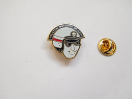 Beau Pin's , Armée Militaire , Gendarmerie Nationale , Peloton Motorisé De L'Ain , Motocycliste - Militaria