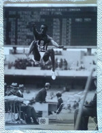 PHOTOGRAPHIE SPORT ATHLETISME "1968 JO MEXICO BEAMON AUX QUALIFICATIONS DE SAUT EN LONGUEUR RECORD DU MONDE" - Leichtathletik