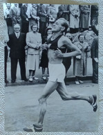 PHOTOGRAPHIE SPORT ATHLETISME "1952 FINLANDE JO HELSINKI EMIL ZATOPEK VAINQUEUR DU MARATHON " - Athletics