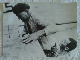 PHOTOGRAPHIE SPORT NATATION "1952 JO HELSINKI NAGEUR JEAN BOITEUX MEDAILLE D'OR DU 400m SORT SON PERE DE L'EAU" - Zwemmen