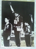 PHOTOGRAPHIE SPORT ATHLETISME "1968 JO MEXICO NORMAN SMITH CARLOS PODIUM DU 200m" Poing Levé Du Black Power - Athletics