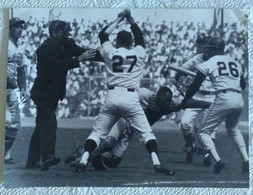 PHOTOGRAPHIE SPORT BASEBALL "1965 ETATS UNIS BAGARRE MATCH GIANTS DODGERS" - Andere & Zonder Classificatie