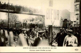 EVENEMENTS - Carte Postale Des Grèves Des Chemins De Fer -Grévistes Arrêtant Un Train - L 120714 - Streiks