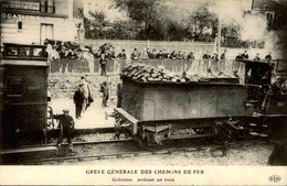 EVENEMENTS - Carte Postale Des Grèves Des Chemins De Fer -Grévistes Arrêtant Un Train - L 120715 - Streiks