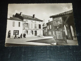 CASTELNAU-RIVIERE-BASSE - LA PLACE ET LA POSTE - VIEILLE POMPE A ESSENCE / VIEILLE PUBLICITEE - 65 HAUTES PYRENEES (C.B) - Castelnau Riviere Basse